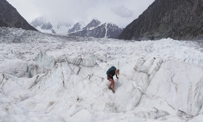 で、ここで美女（期待）が何故かひとりで反対側から歩いて来た。<br /><br />この辺りでナントカの研究をしてるとかで、遅れてポーターもふたりやって来た。パキスタンも都会では女性が普通のカッコで歩いてたりするが、こんな山奥を「そんなカッコ」で歩いていていいのか？　　日本のおば様たちは奥ゆかしい。<br /><br />今回のトレッキングで会った唯一のガイコク人。<br />この後、パキスタン人のトレッカーとは数人遭遇した。