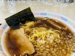 ゆっくりめに家を出て、11時過ぎに石川PAで昼ご飯。
八王子ラーメンをいただきましたが、これが予想外に (失礼) 美味しかったです。
八王子ラーメンとは…醤油ラーメンであること、表面に油の膜があること、トッピングに玉ねぎ、の3つの条件を満たしてるのが定義だそう。
