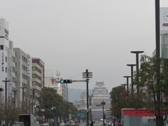 【姫路駅】

JR姫路駅を降りると、目の前に「姫路城」！
天気が悪いのが残念ですが、美しい姿に魅了される。