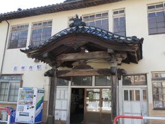 岩峅寺駅の前に出てきました。
何でも、建って８０年ほども経つ歴史ある建物となっているようです。
