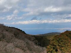 晴れてれば富士山が綺麗に見えるだるま山高原展望台です。全体は見えなかったけど、先っぽが顔を見せてくれました！写真で見るよりずっと大きく見えます。