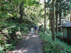 そして、ちょっとした山道を歩いて行きます。