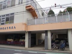 この幼稚園のピロティを通ると、長蔵寺や増威（ますい）八幡社が有り、トリッキーでした。