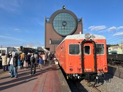 途中の真岡駅で停車時間が取られています。
乗降客多し。
真岡鐵道の中心的な駅です。

上でも書いたとおり、自分の好き勝手にSLの写真を撮れる状態ではありません。
ここは家族連れのみなさんに譲りましょう。
カッコイイSLの写真を撮りたければ、沿線から撮ることになりそうです。

そんな状態なので、こんな写真をパチリ。
右は国鉄型キハ20。
こちらも貴重な車両です。カメラを向けるのは鉄ちゃんだけかもしれませんが。
うしろの建物はSLを模したもの。