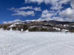なのでここからは歩いて下山。
振り返ると根子岳
暖かくて雪が緩みズボズボ踏み抜く。
スノーシューを借りればよかった。
