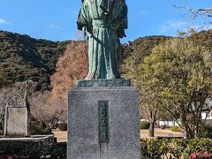 吉香公園の入り口には、吉川広嘉の像がありました。
岩国藩三大藩主で、錦帯橋を創建したお殿様です。
この像の近くには、お土産屋さんや飲食店がたくさんあって、ちょっと騒々しかったです。。。