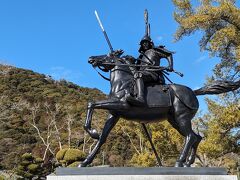 公園の真ん中には、吉川広家の像がありました。
こちらは、岩国藩初代藩主です。
豊臣秀吉から、日本槍柱七本と称賛を受けた武将です。
岩国の基礎を作ったお殿様です。