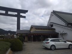 　その後は大神神社です。
　大神神社は日本最古の神社といわれており、神体は三輪山そのものであります。縁結びのオススメスポットとして、良縁を願う夫婦岩（めおといわ）や気持ちもはずむ「なでうさぎ」 があります。
　祭神は大物主大神で大和七福神(信貴山朝護孫子寺、久米寺、長谷寺、おふさ観音、談山神社、當麻寺中之坊、安倍文殊院)に大神神社が加わり、大和七福八宝の会を発足しています。