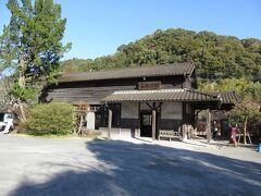 9:20 霧島市・嘉例川駅


私が訪れた中では、若桜鉄道の若桜駅や隼駅を思い出す雰囲気がたまらなく好きでした。
写真には入っていませんが、屋根のある駐輪場もあるので落ち着いて荷物整理もできそう。