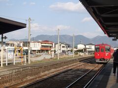 　久留米行きの普通列車が入って来ました。かつては筑豊で「赤い快速」として活躍した、キハ２００系の２両編成です。