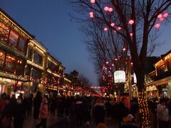 歴史ある街並みがきれいに整備されていて、多くの人でにぎわっていた。食べ歩き用の店が多いのですが、その分ゴミ箱も多く配置されていたのでゴミによる乱雑さは感じませんでした。