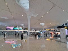 杭州蕭山国際空港に到着です。
昨年のアジア大会に合わせて新ターミナルがオープンしていて、
とても大きくてキレイ！