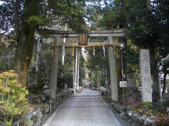 蓮華寺のちょっと先に崇道神社がある。早良親王の祟りを恐れて建てられたとも。
真っすぐ参道が続く。
