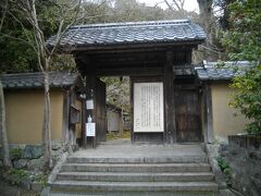 駅から高野川に沿って、八瀬比叡山口駅方向に歩くと、蓮華寺がある。洛中とは異なり、人が少ないく、うら寂しい。