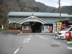 栖賢寺から坂を登って八瀬比叡山口駅へ。
この時期、叡山ケーブルは運休中。したがって、比叡山延暦寺へはこちら側から行けず、琵琶湖の坂本側からアプローチすることになる。