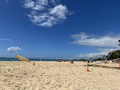 とりあえず、近くのアラモアナビーチへ。素晴らしい青い空！！さすがハワイ！！
平日だからか、あまり人は多くありませんね。

ここで、テントを張って、ハワイ気分を味わいます。