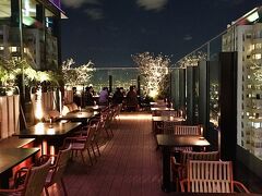 【 Crudo Deck (Rooftop Restaurant) @CENTARA GRAND 】

利用しませんでしたが，スモーク&スピンに隣接する【クルードデッキ】。北側と西側の眺望を楽しめます。