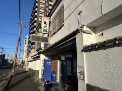 ホテルは別場所ですけど、まずこちらでチェックインして鍵を預かります。