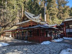 二荒山神社本殿です。手前の策で囲われた灯篭は化灯篭とようばれていて、江戸時代にこの神社を警護していた侍が夜この灯篭を幽霊と見間違えて刀で切りつけたそうです。近くで見ると刀傷が複数あるのがわかります。