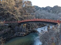 神橋です。時間も午後4時をまわっていましたので、橋を渡ることはできませんでした。ここから金谷ホテルはすぐです。