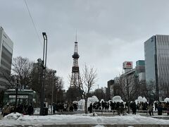 札幌駅から１０分ほど歩いて、雪まつりの大通公園会場に着きました