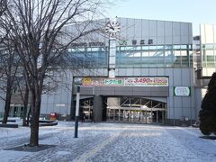 帯広駅です。

帯広は夜間に雪が少し降ったのか、道に雪が薄く残り滑りやすくなっていました。