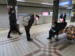 ハッピン「困るじゃないか、きみー」
アーリン「ケイジ部長。犯人を取り逃がした責任はすべて私にあります。申し訳ございません」
（写真は毛利慎太朗さん提供）