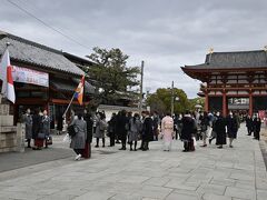 　　　旧熊野街道を歩いて四天王寺まで南下

　　　あっ！今日卒業式だったのね　〈ｵﾒﾃﾞﾄｳｺﾞｻﾞｲﾏｽ〉