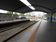階段を下りて、右側へ進むと BATU CAVES 駅があります。
KTM BATU CAVES ～ PULAU SEBANG LINE　の終点駅。
ここから７駅、２０分程でクアラルンプール駅に到着します。