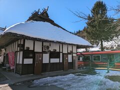 湯野上温泉駅到着、駅はなんと茅葺屋根、大内宿へのバスに乗らないといけないので戻って来た時にじっくり眺めたいと思います。