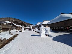 大内宿は江戸時代に会津若松と日光今市を結ぶ下野街道（南山通り・会津西街道）の宿場のひとつで、茅葺屋根の建物が並んだその景観は江戸時代にタイムスリップした気分になります。