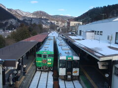 鳴子系こけしと温泉にたっぷり浸かって本来のメインである
ストーブ列車に乗ります。