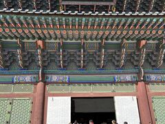 博物館のあとは、景福宮へ。
韓国のお正月時期だったためか、無料開放されていました。そしてすごく混んでた！！
博物館でいろいろ学んできた後なので、「勤政殿」の表示をみておお！これが景福宮の中心か！と感動。。
