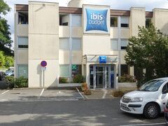 　旅の20日目、実質的な最終日です。午後のフライトでフランスを発つ前にフォンテーヌブロー宮殿を見学します。万歩計にとって182か所目の世界遺産。