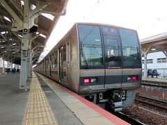 吹田駅にて。せっかくの機会だから新大阪～京都間の移動を各駅停車で、などと欲張ったことから、その後の予定はダダ狂い。。。新大阪～京都ってけっこう駅数多い…。画像は207系。