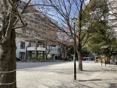 小伝馬町を大通りから少し入ったところにある十思公園。
江戸時代はここに牢屋敷がありました。