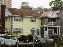 【レストラン・オハラ】

橋のたもとに一軒お洒落なレストランがあります。
人気のレストランのようで、お店の前の駐車場には多数停車。