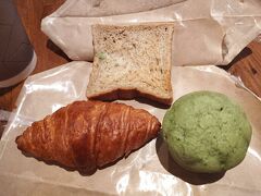 最終日の朝は、こちらの3種セットを選びました。
クロワッサン
全粒粉の食パン
抹茶のメロンパン

ネストホテル広島八丁堀での無料サービス♪
どれも美味しかったです☆
