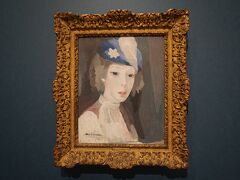 マリー・ローランサン「帽子をかぶった自画像」1927年頃、マリー・ローランサン美術館
ローランサンは7年にもおよぶ亡命を経て、1921年にパリに戻ってきています。この自画像では、再びパリで活躍の場を得た40代のローランサンが描かれています