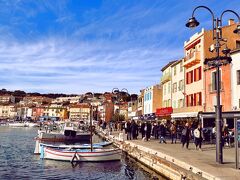 Port de Cassis

明るいカラーの建物と港のこんな雰囲気はカプリ島を彷彿させる。