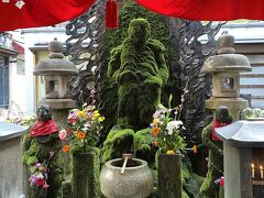 こけに覆われた有名な水掛不動尊