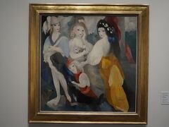 マリー・ローランサン「プリンセス達」1928年 大阪中之島美術館
華やかな帽子や衣装をまとった4人の女性と3匹の犬が描かれています。この作品では青色が効果的に用いられています。