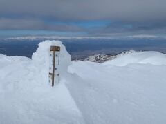 10：10、蔵王の最高峰、熊野岳に到着。標高1841ｍ。ちなみに、この熊野岳を蔵王山と呼ぶ人もいますが、蔵王山とはこの辺の山々の総称になります。
熊野岳はさすがに雪が多め。標識には雪がもこもこについています。