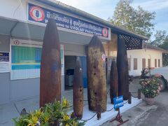 最後にここは行っておかねばと思った「UXO Lao Visitor Center」に立ち寄ります。
ラオスは世界で最も空爆された国と言われており、ベトナム戦争時に投下された不発弾の除去が延々と続いています。
不発弾除去のプログラムに関する展示がなされています。
恥ずかしながらラオスとベトナム戦争との関りについてよく知らなかったので、大変勉強になりました。