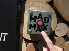 「マッド マックス」
そう「MAD MAX」である！！

このボタンを押すと どうなるのか？ というと、頭上から信じられない勢いで 大量の水が降りかかる！
「頭髪が 抜け落ちるのでは！」というくらいの 凄い水量だｗ

ただ これが病みつきとなり、計３セットの サウナ入室後、毎回 マッドマックスをスイッチオン！
おかげで 楽しく「ととのった」

※ ちなみに このボタンは浴室で撮影したものではなく、券売機の近くに設置されている「記念撮影用」の模型
　