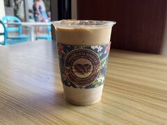 ■ハワイアンアロマカフェ (Hawaiian Aroma Caffe)

ワイキキビーチコマーの中にあるカフェへ。宿泊者ではなくても利用可能です。

開放的な店内で、目の前にはプールがあり、ゆったりとした雰囲気を楽しめました。