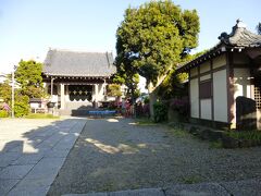 普門寺のすぐ北側に光明寺があります。きれいな天台宗のお寺で、明治時代に入ってから再編された新葛西三十三所観音霊場の一つになっています。境内には区の文化財に指定されている石灯篭や庚申塔などもあり落ち着いた空気が流れています。