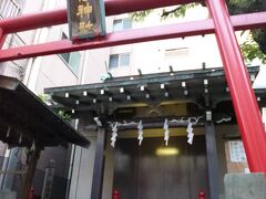 長谷川平蔵旧邸跡の案内板から北へすぐのところに五柱稲荷神社があります。八代将軍吉宗公の時代に京都伏見稲荷を勧請して創建したといわれています。特に盗難除けの信仰があり商家などはこぞって参拝したそうです。現在もきれいに管理されていて、近隣の方の信仰を集めているのだと感じられます。