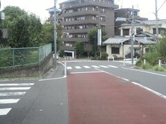 松月院前から北へ下っていく道は東京大仏通りと名付けられています。