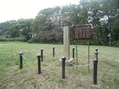 溜池公園の裏手の高台を登ると赤塚城跡があります。
説明板によると、康生２年（１４５６）に下総国市川を逃れた千葉自胤が入城したと伝えられ、現在も空堀や土塁の跡を見ることができます。

